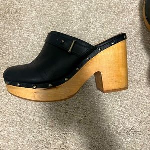 Chinese Laundry Black Clogs